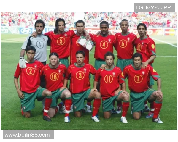 足球明星棉服外套时尚潮流新选择让你在寒冬中也能尽显运动风范